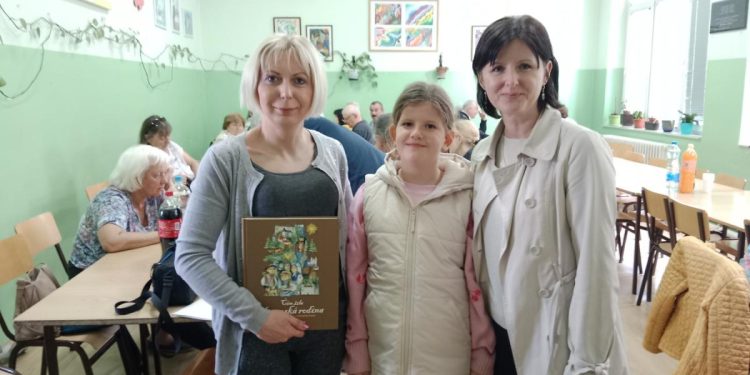 Knižný darček pre základnú školu: Irena Stojšićová (zľava)
s Katarínou Koňarikovou a jej dcérou Hankou Koňarikovou