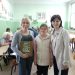 Knižný darček pre základnú školu: Irena Stojšićová (zľava)
s Katarínou Koňarikovou a jej dcérou Hankou Koňarikovou