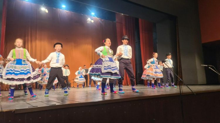 Záber z choreografie Okolo Pazova