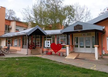 Budova PU Kolibrík v Kovačici (Foto: S. Lenhart)