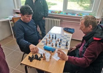 Zo súťaže šachistov medzi Kulpínom a Selenčou v Kulpíne:
Kulpínčan Petar Radosavljev (zľava) úspešný aj tentoraz