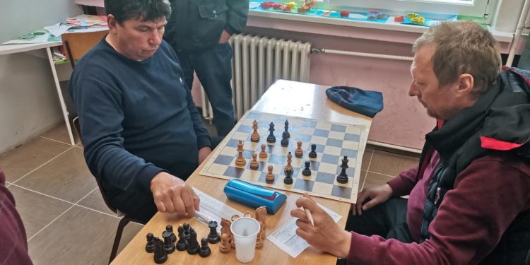 Zo súťaže šachistov medzi Kulpínom a Selenčou v Kulpíne:
Kulpínčan Petar Radosavljev (zľava) úspešný aj tentoraz