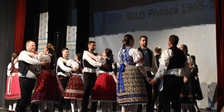 Z vystúpenia mladšej tanečnej skupiny (Foto: V. Imreková)