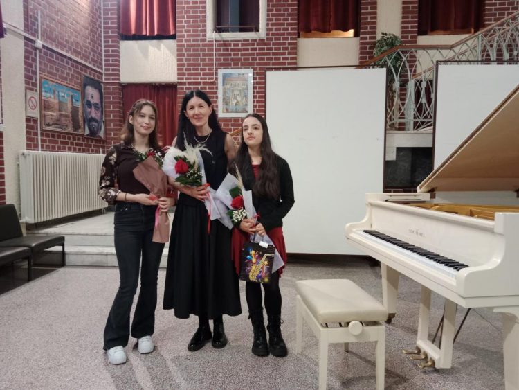 Profesorka Ivana Todorovićová so svojimi najlepší žiačkami Dunjou Jovanovićovou (zľava) a Nastasijou Miletićovou