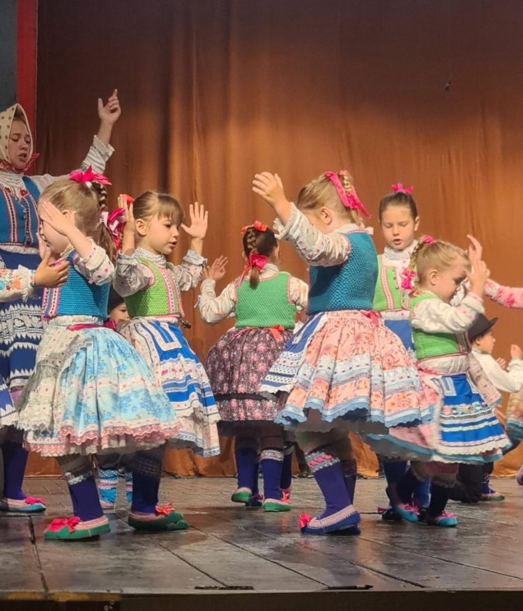 Najmladší tanečníci v kategórii tradície