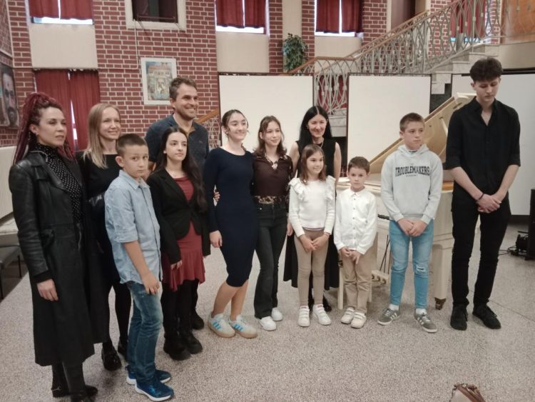 Časť žiakov Hudobnej školy Ljubinka Lazića vo Vojke so svojimi profesormi
