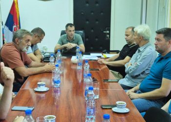 Zo zasadnutia s predstaviteľmi komunálnych podnikov, pohotovostnej služby a hasičov (foto: Obec Kovačica)