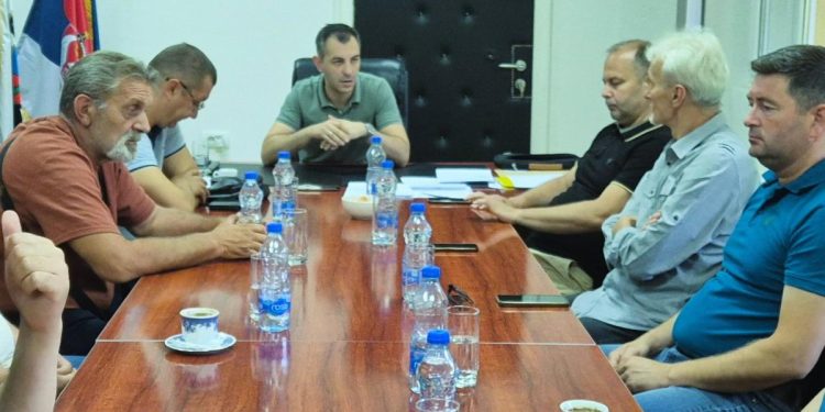 Zo zasadnutia s predstaviteľmi komunálnych podnikov, pohotovostnej služby a hasičov (foto: Obec Kovačica)