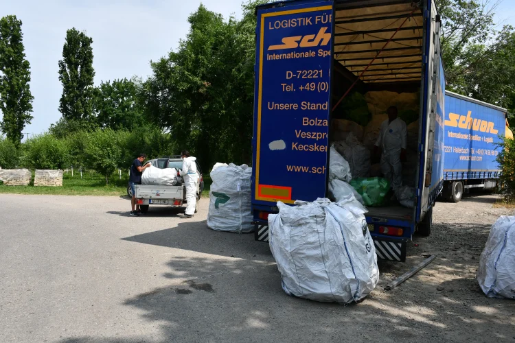 Obaly prinášali na traktoroch, na autách, aj s prívesmi, alebo aj na bicykloch
