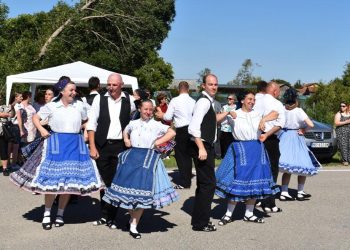 Slávnostné defilé s ukážkami tancov dáva festivalu osobitné čaro. Takto bolo vlani.