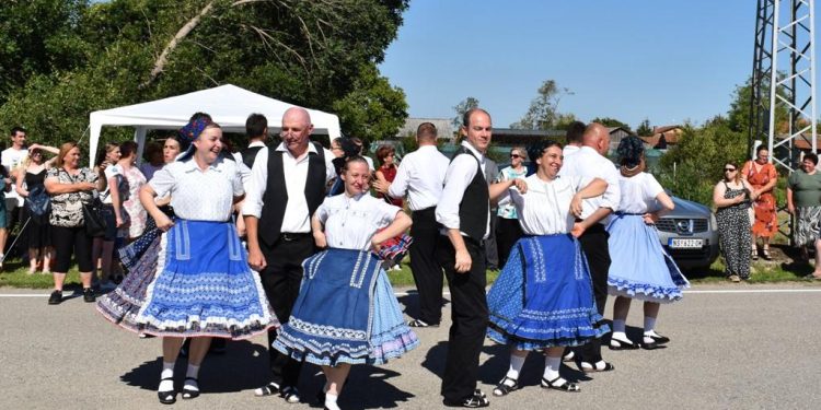 Slávnostné defilé s ukážkami tancov dáva festivalu osobitné čaro. Takto bolo vlani.