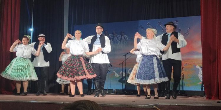 Seniori folklórneho súboru Rozmarín (Foto: z archívu DK 3. októbra)