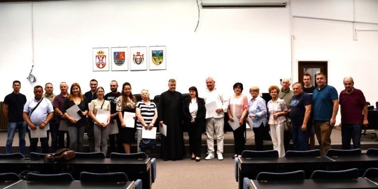 Spoločná fotografia predstaviteľov združení v sieni obce