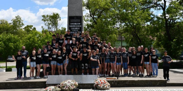 Spoločná fotografia petrovských ôsmakov na námestí