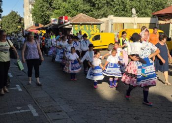 Defilé pazovskými ulicami a námestím