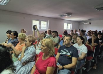 Prítomní občania a zdravotnícki pracovníci v Starej Pazove