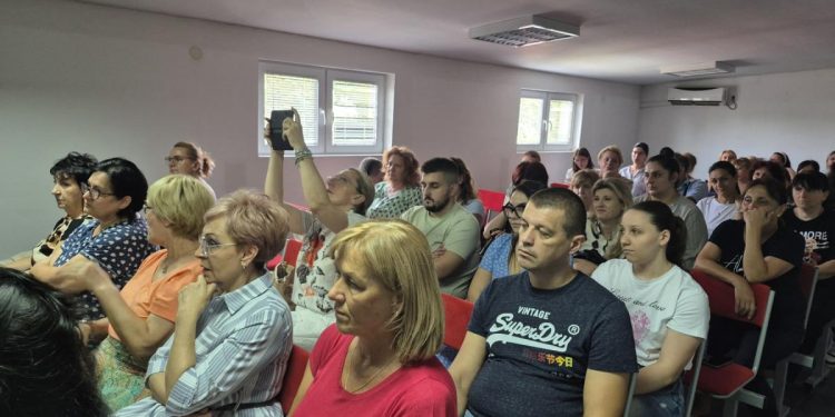 Prítomní občania a zdravotnícki pracovníci v Starej Pazove