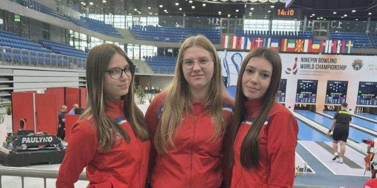 Kovačické kolkárky Maja Pribeľová, Ivana Čuvárová a Lana Čerňošová na majstrovstvách v Maďarsku (foto: KK Slávia Kovačica)