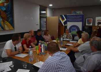 Prítomní 16 členovia jednohlasne a bez rozpravy schválili všetky body rokovacieho programu