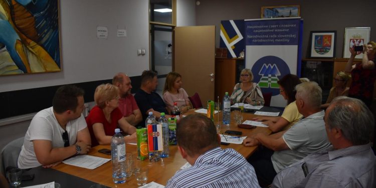 Prítomní 16 členovia jednohlasne a bez rozpravy schválili všetky body rokovacieho programu