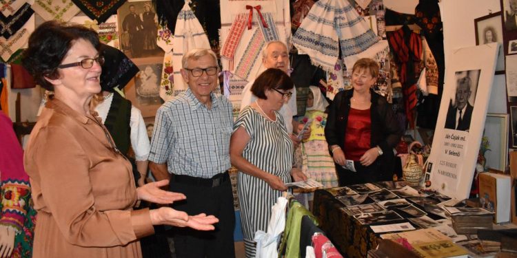 Vlani členky Etnosekcie pripravili výstavu pod názvom Kúzlo tkania