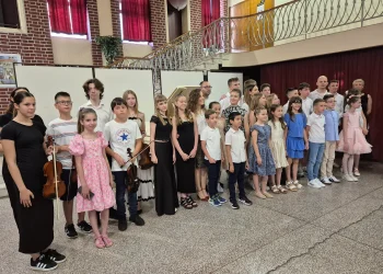 Spoločná fotografia žiakov a profesorov na pamiatku