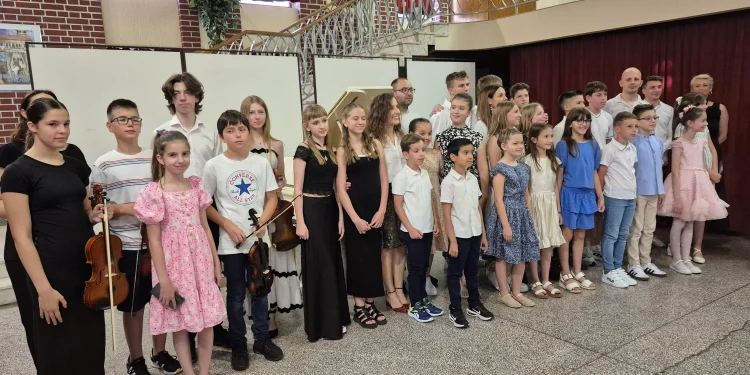 Spoločná fotografia žiakov a profesorov na pamiatku