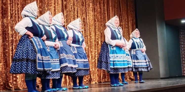 Spevácka skupina Združenia pazovských žien a vokálna sólistka Anna Horvátová