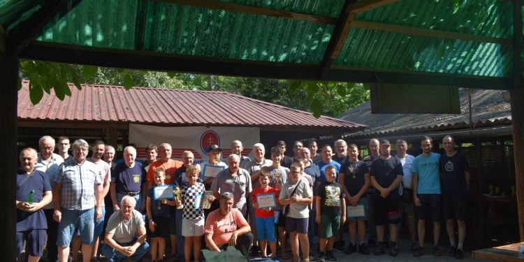 Účastníci a organizátori turnaja šachistov v Kulpíne