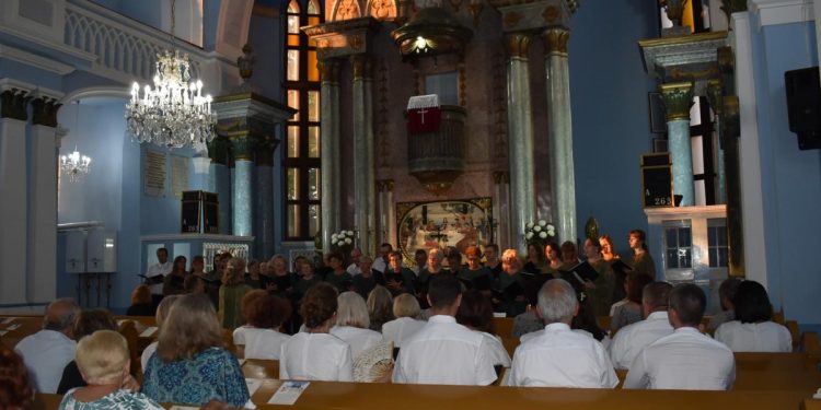 Dva domáce cirkevné spevokoly zaspievali aj spolu