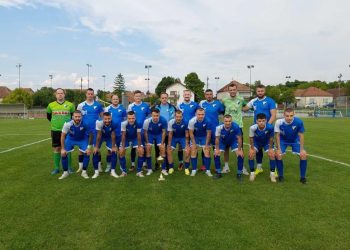 Futbalisti kovačickej Slávie s víťazným pohárom z uplynulej sezóny (Foto: z archívu FK Slávia 1933 Kovačica)