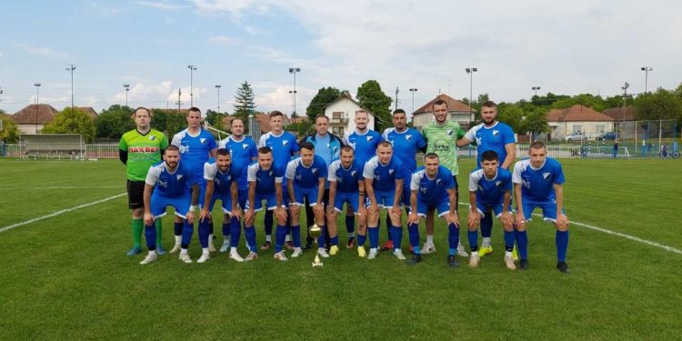 Futbalisti kovačickej Slávie s víťazným pohárom z uplynulej sezóny (Foto: z archívu FK Slávia 1933 Kovačica)