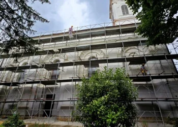 Lešenie okolo evanjelického chrámu v Laliti uľahčí práce pri líčení (foto: z archívu Obce Odžaci)
