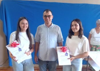 Žiačky generácie s riaditeľom školy