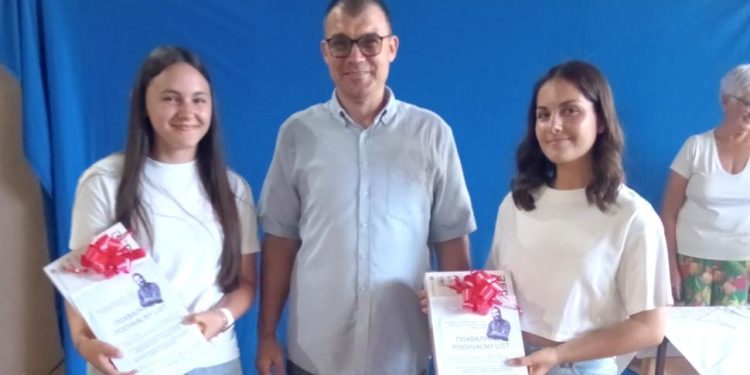 Žiačky generácie s riaditeľom školy