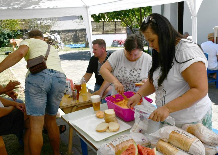 Hostia z Detvy chystajú chlebíky s bryndzovou nátierkou