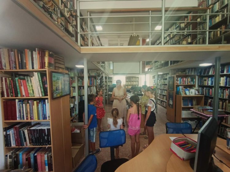 Renomovaná spisovateľka pre deti a mládež Mária Kotvášová-Jonášová vie ako zaujať pozornosť deťom (foto: Obecná knižnica Kovačica)