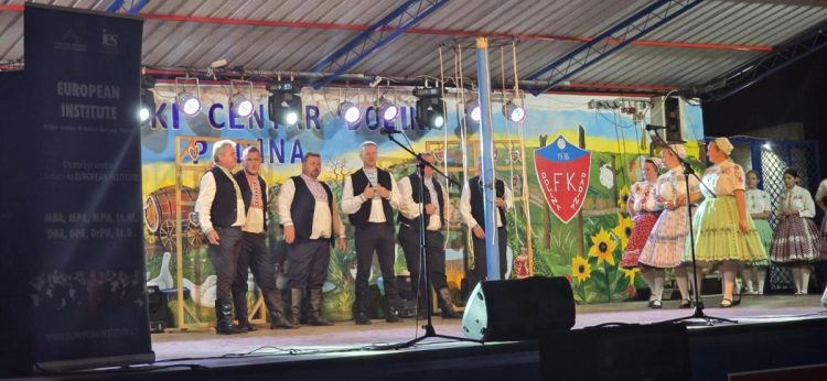 Na javisku sa striedali folklórne skupiny