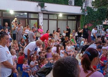 Početné obecenstvo v Starej Pazove (foto: Stredisko pre kultúru Stará Pazova