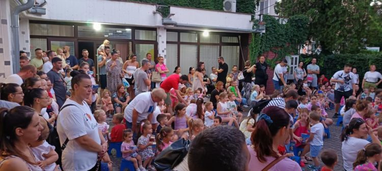 Početné obecenstvo v Starej Pazove (foto: Stredisko pre kultúru Stará Pazova