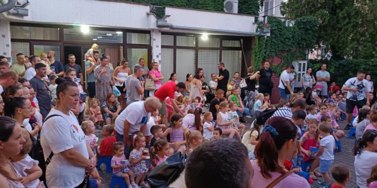 Početné obecenstvo v Starej Pazove (foto: Stredisko pre kultúru Stará Pazova