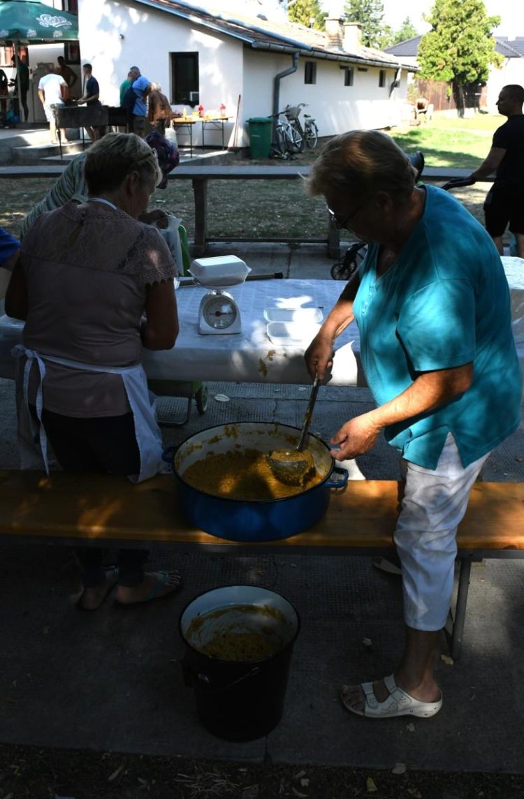 Ženy uvarili aj zabíjačkovú kašu