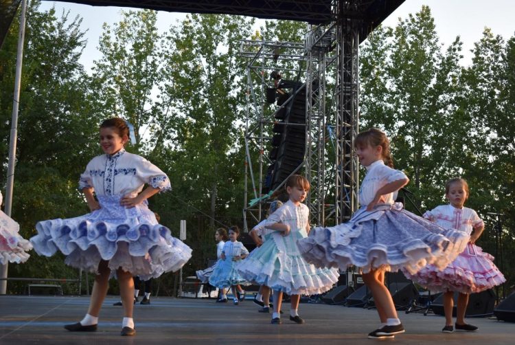 Krásne kroje a veselé tančeky v prednese šikovných ratolestí