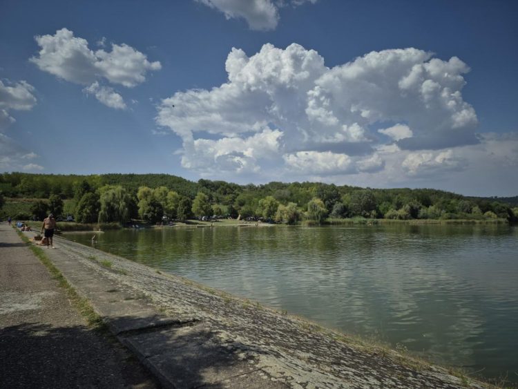 Jazero Bruje – ideálne na letnú vidiecku turistiku
