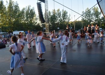 Kulpínska Bažalička – mladšia tanečná skupina a tanec Mala som milého, čo sa myši bál