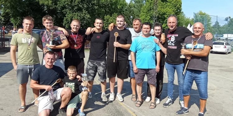 Členovia troch víťazných skupín na padinskej Gulašiáde 2025