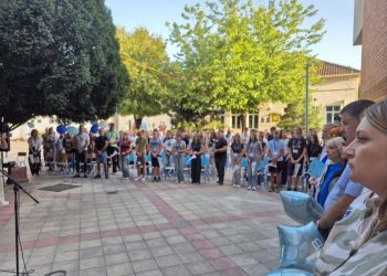 Žiaci prvého ročníka s profesormi a rodičmi  