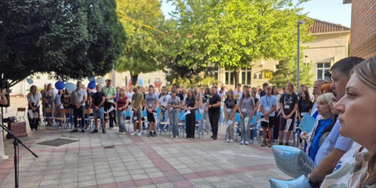 Žiaci prvého ročníka s profesormi a rodičmi  
