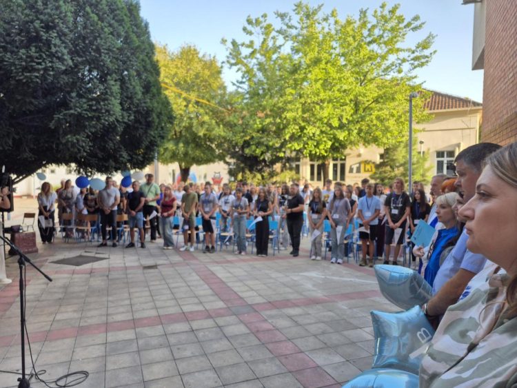 Žiaci prvého ročníka s profesormi a rodičmi  