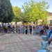 Žiaci prvého ročníka s profesormi a rodičmi  